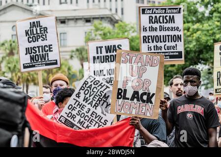 Kolumbien, South Carolina - USA - 30. Mai 2020: Demonstranten bereiten sich auf den marsch vom Rathaus von Columbia zum South Carolina State House vor, um gegen die Brutalität der Polizei gegen Minderheiten und den Tod von George Floyd zu protestieren. George Floyd wurde am 25. Mai 2020 in Minneapolis, MN, während in Polizeigewahrsam getötet, während Zuschauer beobachteten, wie er kämpfte, zu atmen. Stockfoto