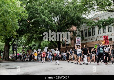 Columbia, South Carolina - USA - 30. Mai 2020: Protestierende marschieren vom Rathaus von Columbia zum South Carolina State House, um gegen die Brutalität der Polizei gegen Minderheiten und den Tod von George Floyd zu protestieren. George Floyd wurde am 25. Mai 2020 in Minneapolis, MN, während in Polizeigewahrsam getötet, während Zuschauer beobachteten, wie er kämpfte, zu atmen. Stockfoto