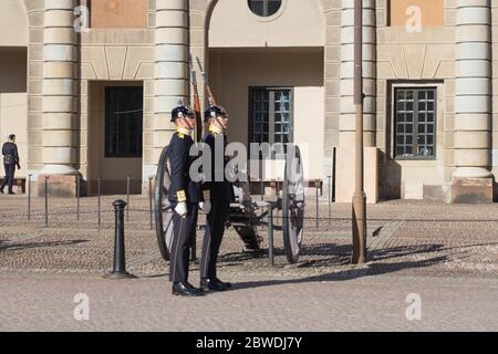 Stockholm, Schweden - Oktober 19 2018: Wachwechsel im Königlichen Palast von Stockholm am 19 2018. Oktober in Stockholm Schweden. Stockfoto