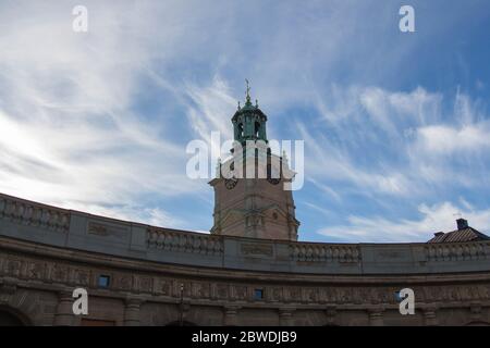 Stockholm, Schweden - Oktober 19 2018: Nahaufnahme des Turms der St. Nikolaus-Kirche oder Storkyrkan am 19 2018. Oktober in Stockholm Schweden. Stockfoto