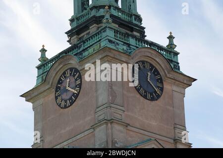 Stockholm, Schweden - Oktober 19 2018: Nahaufnahme des Turms der St. Nikolaus-Kirche oder Storkyrkan am 19 2018. Oktober in Stockholm Schweden. Stockfoto