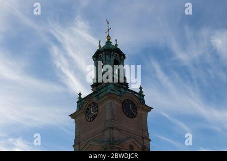 Stockholm, Schweden - Oktober 19 2018: Nahaufnahme des Turms der St. Nikolaus-Kirche oder Storkyrkan am 19 2018. Oktober in Stockholm Schweden. Stockfoto