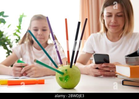 Mutter und Tochter haben Spaß beim Fernlernen zu Hause Stockfoto