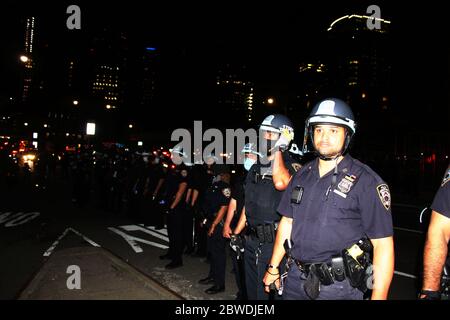 New York, New York, USA. Mai 2020. Demonstranten gingen für einen dritten Tag auf die Straßen von NYC wegen des Todes von George Floyd. Diese NYPD-Polizisten stehen Demonstranten neben dem Barclay Center in Brooklyn gegenüber. Der NYPD bestätigte, dass am Samstag mindestens 345 Verhaftungen und 33 Polizisten verletzt wurden. Das bringt die Verhaftungen auf mehr als 600 Personen, seit die Proteste Donnerstagabend ausbrachen. Bürgermeister Bill de Blasio sagte, er erwägt keine Ausgangssperre. Quelle: Marie Le BLE/ZUMA Wire/Alamy Live News Stockfoto