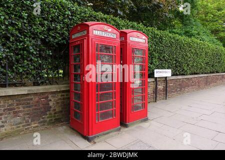 LONDON, Großbritannien -16 MAI 2020- EINE traditionelle rote Telefonzelle auf der Straße in London, England. Stockfoto