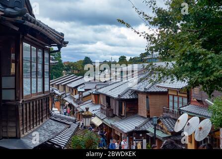 KYOTO, JAPAN - 18. OKTOBER 2019: Die Ziegeldächer traditioneller Holzhäuser (machiya) entlang der Einkaufsstraße Sannenzaka in der Nähe von Kiyomizu-dera temp Stockfoto