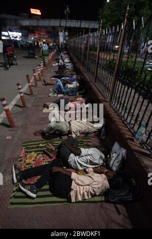 Passagiere schlafen auf dem Boden des Bahnhofs, Indien. Indische Eisenbahn. Bahnreisen. Migranten. Stockfoto