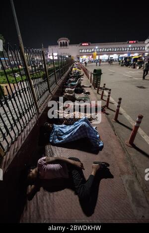 Passagiere schlafen auf dem Boden des Bahnhofs, Indien. Indische Eisenbahn. Bahnreisen. Migranten. Stockfoto