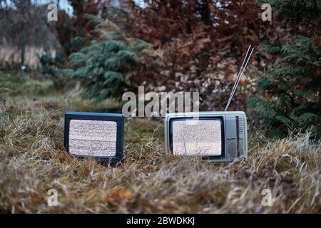 TV kein Signal im Gras Stockfoto