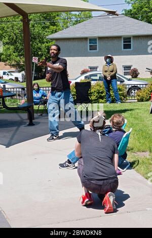 West St. Paul, MN/USA - 30. Mai 2020: West Saint Paul Bewohner Taurean Garrett befasst sich mit rassischen Fragen bei einer Gemeinschaft Treffen in Harmon Park. Stockfoto