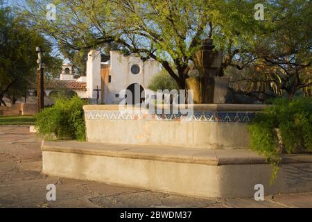 Hof & Brunnen, St. Philip in der Hügel Kirche, Tucson, Pima County, Arizona, USA (Architekt Josias Joesler) Stockfoto