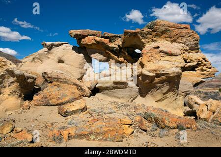 NM00332-00...NEW MEXICO - EIN Fenster durch einen Sandsteinkamm in der Bisti/De-Na-Zin Wildnis. Stockfoto