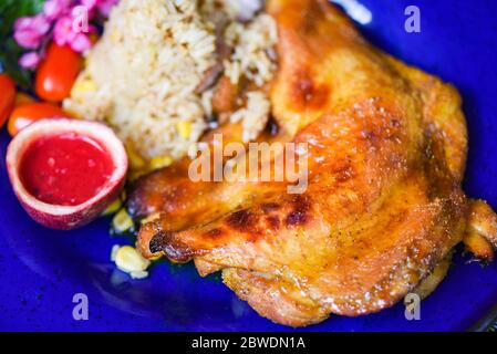 Gegrilltes Huhn Tabaka mit roter Sauce und gebratenem Reis auf Teller asiatische Lebensmittel in thai / Brathähnchen Stockfoto