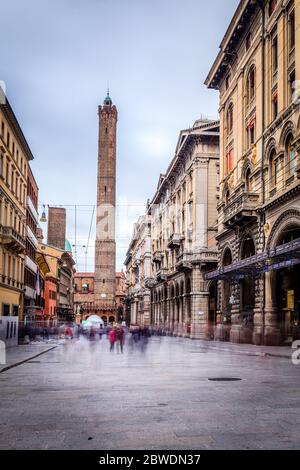 Blick auf zwei Türme in Bologna, Italien von der Via Rizzoli Stockfoto