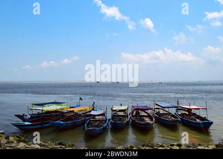 Schöner Fluss und Boot auf Padma River in Soth Asia Stockfoto