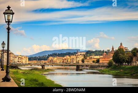 Panoramafottage von Florenz, Italien vom Ufer des Arno. Stockfoto