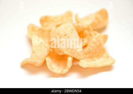 Garnelenkracker Chips auf weißem Hintergrund isoliert / hausgemachte knackige Garnelenkracker oder Garnelen knackigen Reis traditionellen Snack Stockfoto
