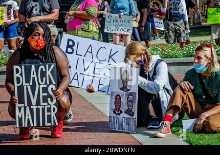 Die Menschen halten "Black Lives Matter"-Zeichen während einer Mahnwache für George Floyd am Cathedral Square, 31. Mai 2020, in Mobile, Alabama. Stockfoto