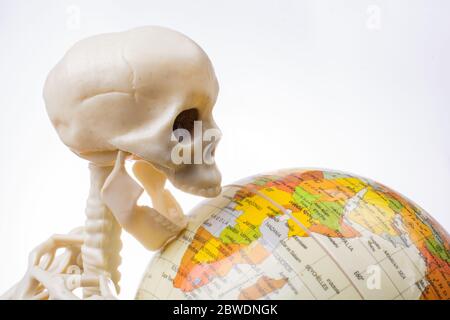 die Erde in eine Skeletthand Stockfoto