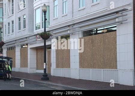 Washington, DC, USA. Mai 2020. Unternehmen bereiten sich auf Tag 3 der George Loyd Proteste in Washington, DC am 31. Mai 2020 vor. Kredit: Mpi34/Media Punch/Alamy Live News Stockfoto