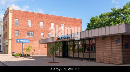 Das PNC Bank Gebäude an der Main Street an einem sonnigen Frühlingstag, Youngsville, Pennsylvania, USA Stockfoto