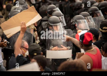 Atlanta, Georgia, USA. Mai 2020. Tausende Demonstranten marschierten durch die Straßen von Atlanta, um gegen die Polizeigewalt zu protestieren, nachdem zwei HBCU-Studenten von der Polizei angegriffen wurden. Der Protest wurde von Studenten des Atlanta University Center organisiert. Quelle: Steve Eberhardt/ZUMA Wire/Alamy Live News Stockfoto