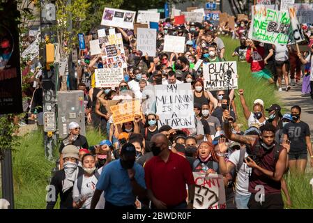 Atlanta, Georgia, USA. Mai 2020. Tausende Demonstranten marschierten durch die Straßen von Atlanta, um gegen die Polizeigewalt zu protestieren, nachdem zwei HBCU-Studenten von der Polizei angegriffen wurden. Der Protest wurde von Studenten des Atlanta University Center organisiert. Quelle: Steve Eberhardt/ZUMA Wire/Alamy Live News Stockfoto