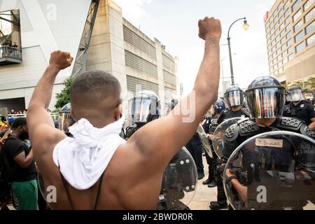 Atlanta, Georgia, USA. Mai 2020. Tausende Demonstranten marschierten durch die Straßen von Atlanta, um gegen die Polizeigewalt zu protestieren, nachdem zwei HBCU-Studenten von der Polizei angegriffen wurden. Der Protest wurde von Studenten des Atlanta University Center organisiert. Quelle: Steve Eberhardt/ZUMA Wire/Alamy Live News Stockfoto