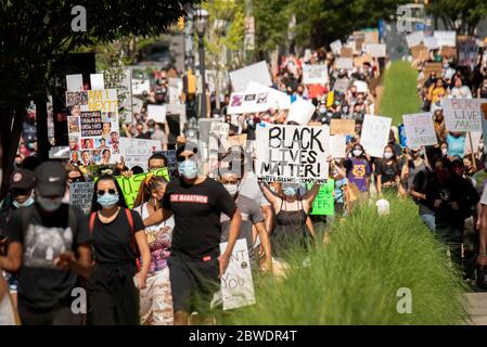 Atlanta, Georgia, USA. Mai 2020. Tausende Demonstranten marschierten durch die Straßen von Atlanta, um gegen die Polizeigewalt zu protestieren, nachdem zwei HBCU-Studenten von der Polizei angegriffen wurden. Der Protest wurde von Studenten des Atlanta University Center organisiert. Quelle: Steve Eberhardt/ZUMA Wire/Alamy Live News Stockfoto