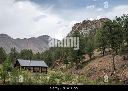 Blockhütte eingebettet in die Berge in der Colorado Wildnis Stockfoto