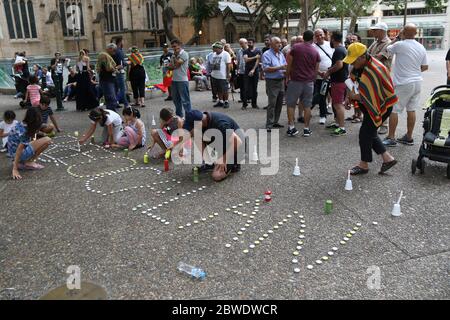 Kurdische Menschen halten vor dem Rathaus von Sydney eine Mahnwache mit Kerzenlicht ab, um Abdullah Ocalan zu unterstützen, der auf der Insel Imrali gefangen gehalten wird, den sie als einen ansehen Stockfoto