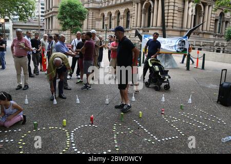 Kurdische Menschen halten vor dem Rathaus von Sydney eine Mahnwache mit Kerzenlicht ab, um Abdullah Ocalan zu unterstützen, der auf der Insel Imrali gefangen gehalten wird, den sie als einen ansehen Stockfoto