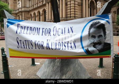 Kurdische Menschen halten vor dem Rathaus von Sydney eine Mahnwache mit Kerzenlicht ab, um Abdullah Ocalan zu unterstützen, der auf der Insel Imrali gefangen gehalten wird, den sie als einen ansehen Stockfoto