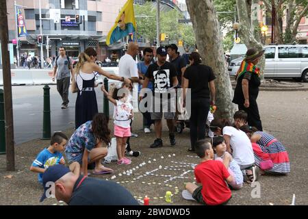 Kurdische Menschen halten vor dem Rathaus von Sydney eine Mahnwache mit Kerzenlicht ab, um Abdullah Ocalan zu unterstützen, der auf der Insel Imrali gefangen gehalten wird, den sie als einen ansehen Stockfoto