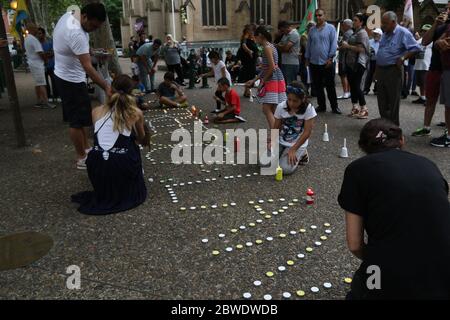 Kurdische Menschen halten vor dem Rathaus von Sydney eine Mahnwache mit Kerzenlicht ab, um Abdullah Ocalan zu unterstützen, der auf der Insel Imrali gefangen gehalten wird, den sie als einen ansehen Stockfoto