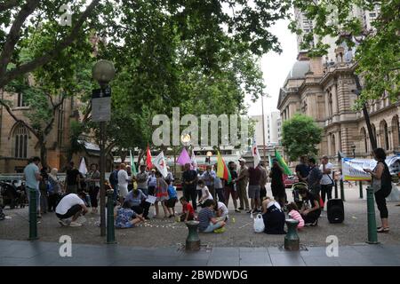 Kurdische Menschen halten vor dem Rathaus von Sydney eine Mahnwache mit Kerzenlicht ab, um Abdullah Ocalan zu unterstützen, der auf der Insel Imrali gefangen gehalten wird, den sie als einen ansehen Stockfoto