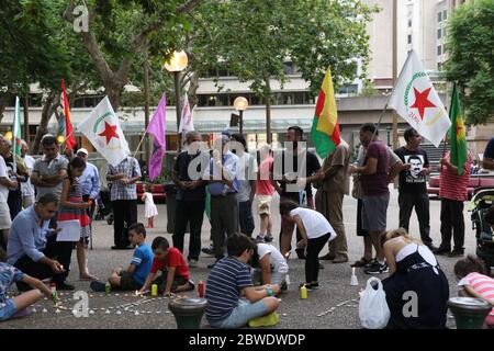 Kurdische Menschen halten vor dem Rathaus von Sydney eine Mahnwache mit Kerzenlicht ab, um Abdullah Ocalan zu unterstützen, der auf der Insel Imrali gefangen gehalten wird, den sie als einen ansehen Stockfoto