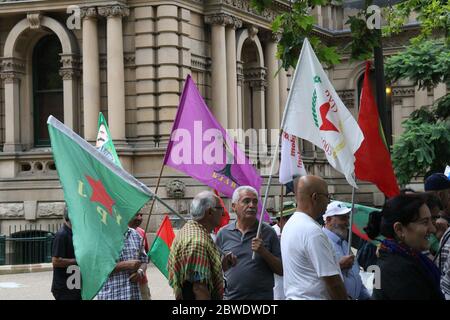 Kurdische Menschen halten vor dem Rathaus von Sydney eine Mahnwache mit Kerzenlicht ab, um Abdullah Ocalan zu unterstützen, der auf der Insel Imrali gefangen gehalten wird, den sie als einen ansehen Stockfoto