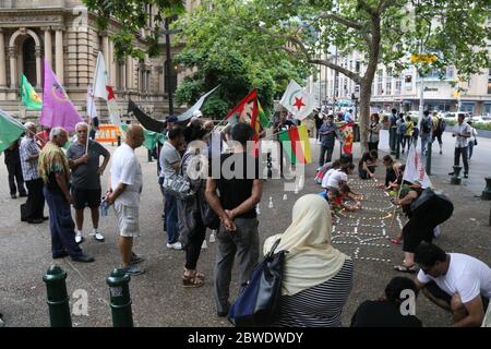 Kurdische Menschen halten vor dem Rathaus von Sydney eine Mahnwache mit Kerzenlicht ab, um Abdullah Ocalan zu unterstützen, der auf der Insel Imrali gefangen gehalten wird, den sie als einen ansehen Stockfoto