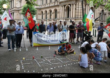 Kurdische Menschen halten vor dem Rathaus von Sydney eine Mahnwache mit Kerzenlicht ab, um Abdullah Ocalan zu unterstützen, der auf der Insel Imrali gefangen gehalten wird, den sie als einen ansehen Stockfoto