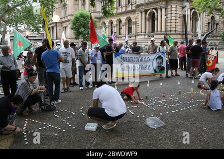 Kurdische Menschen halten vor dem Rathaus von Sydney eine Mahnwache mit Kerzenlicht ab, um Abdullah Ocalan zu unterstützen, der auf der Insel Imrali gefangen gehalten wird, den sie als einen ansehen Stockfoto