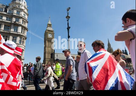 Mitglieder der English Defense League (EDL) auf einem Marsch, der von einer Gruppe organisiert wurde, die sich "britische Bürger gegen muslimische Extremisten" nennt. Der Protest ist ungefähr Stockfoto