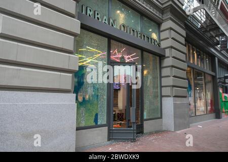 San Francisco, Usa. Mai 2020. San Francisco, CA - 31. Mai 2020: Urban Outfitters in Downtown San Francisco Nachwirkungen des George Floyd Protests am 31. Mai 2020 in San Francisco, Kalifornien. Quelle: Raymond Ahner/Der Fotozugang Quelle: Der Fotozugang/Alamy Live News Stockfoto