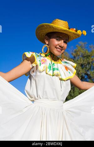 Folkloristische Tänzerin, Tucson Rodeo Parade, Tucson, Arizona, USA Stockfoto