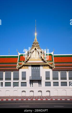 Teil des Wahrzeichen Wat Phra Kaew und Grand Palace Komplexes in Bangkok, Thailand, von der Sanam Chai Road im alten Stadtzentrum von Bangkok aus gesehen Stockfoto