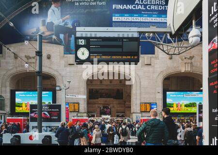 Eine Menge Zugpassagiere, die in der Ankunftshalle von Milano Centrale, dem Hauptbahnhof von Mailand in Italien ankommen Stockfoto