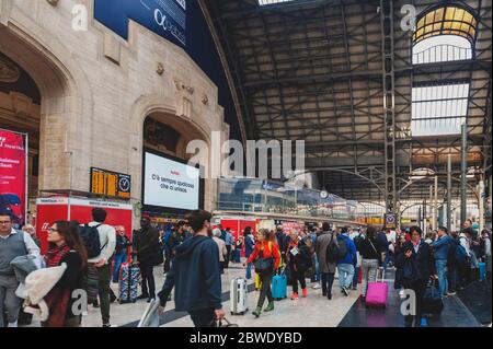 Eine Menge Zugpassagiere, die in der Ankunftshalle von Milano Centrale, dem Hauptbahnhof von Mailand in Italien ankommen Stockfoto