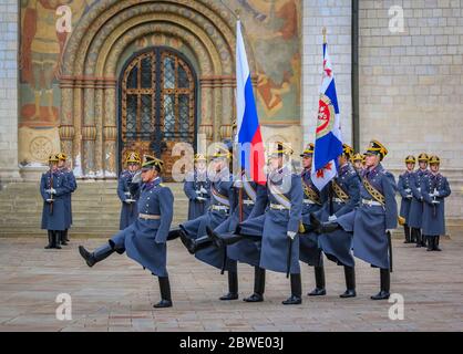 Moskau, Russland - 10. Oktober 2015: Wechsel der Präsidentengarde-Zeremonie im Kreml-Komplex vor der Mariä Himmelfahrt oder der Kathedrale von Dormition Stockfoto