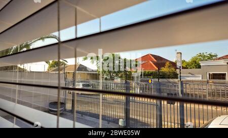 Blick nach draußen hinter Bars in Kapstadt, Südafrika. Wie Gefängnis. Stockfoto