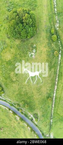 Vertikales Luftpanorama der Kreidehügel-Figur des Hackpen White Horse auf dem Hackpen Hill, unterhalb des Ridgeway am Rande des Marlborough Dow gelegen Stockfoto